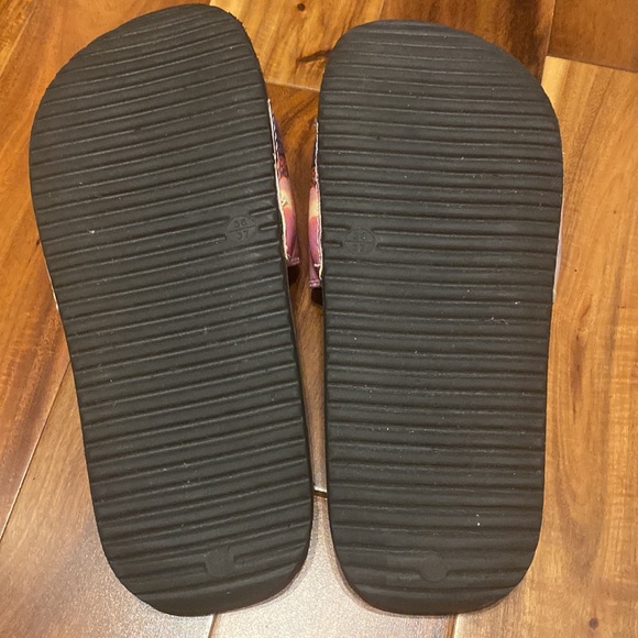 Boy’s Size 6/7 Grogu Star Wars Slides - Picture 5 of 5